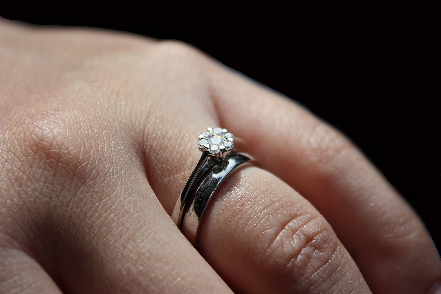 Кольцо будь проще. Обручальное и помолвочное кольцо. Кольцо с бриллиантом. Помолвочное кольцо на пальце. Кольцо с бриллиантом на руке.